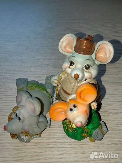 Статуэтки и магнит. Мыши