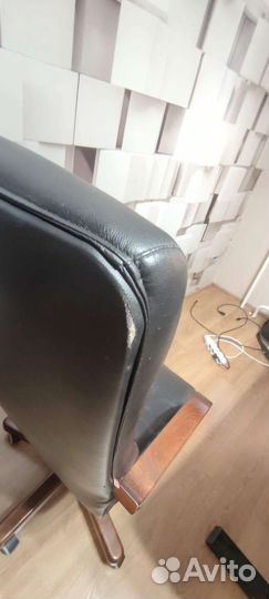 Офисное кожаное кресло руководителя