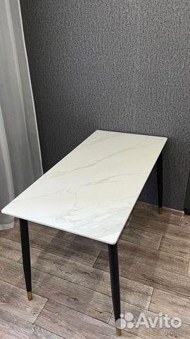 Кухонный стол из искусственного камня и стулья