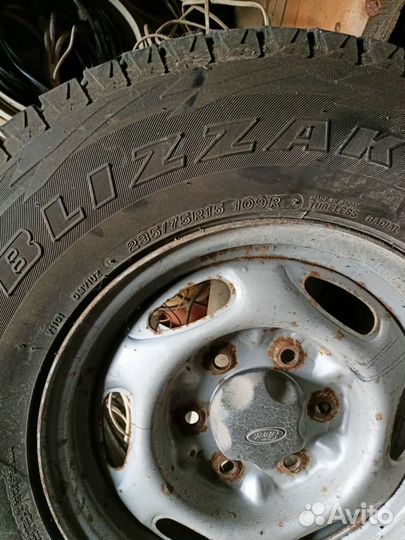 Bridgestone Blizzak DM-V1 235/75 R15