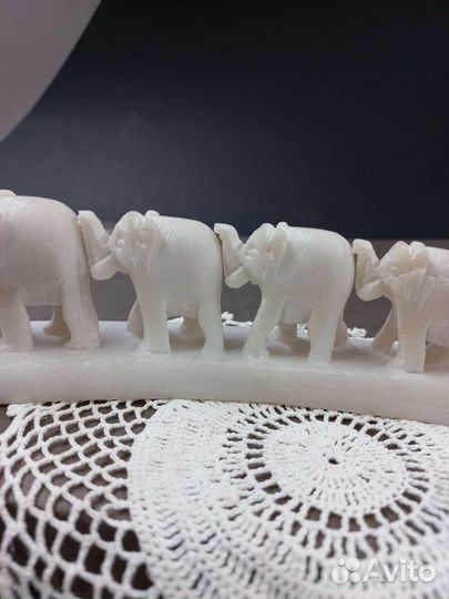 Слоны из мрамора