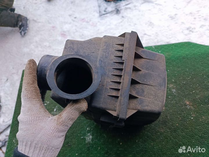 Корпус воздушного фильтра Пежо 406. 2.0 л. 2000 г