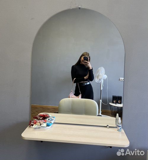 Зеркало с полочкой