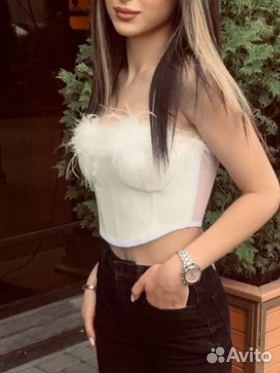 Белый корсет с перьями