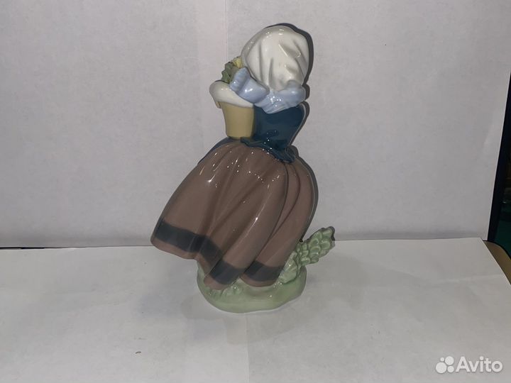 Статуэтка lladro девочка с цветами