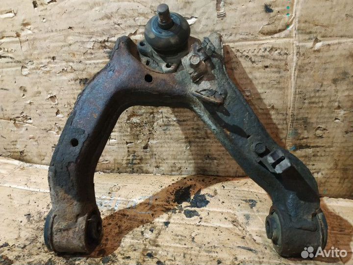 Рычаг передний правый Mitsubishi Pajero