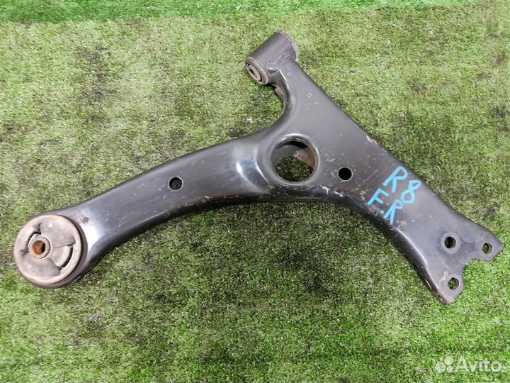 Рычаг передний правый нижний Toyota Corolla Verso