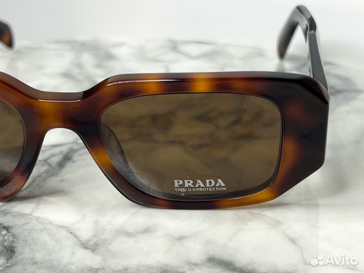 Очки Prada