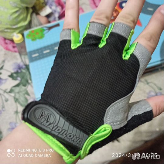 Спортивные перчатки