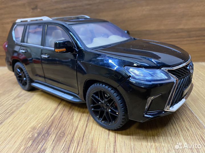 Металлическая модель машинки Lexus LX570. 1:18