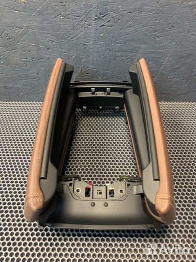 Подлокотник передний Bmw X7 G07 M-pack B57D30 2020