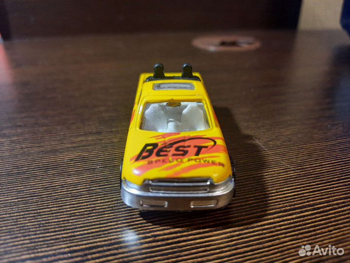 Детская машинка с пластиковым корпусом