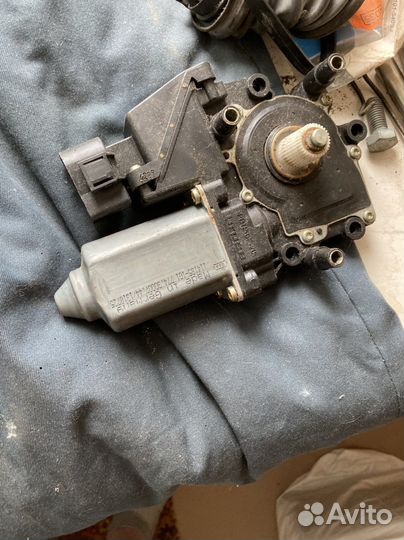 Мотор стеклоподьемника передний левый a4b5 vag