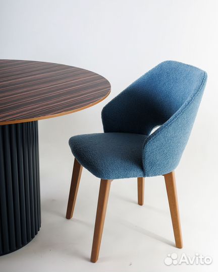 Круглый стол из массива