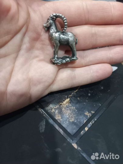 Серебряная статуэтка