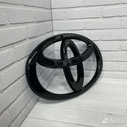 Эмблема шильдик Toyota 160 мм чёрный глянец