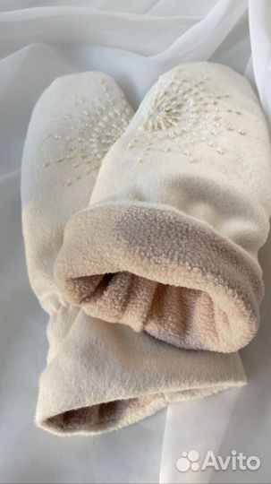 Варежки кашемировые молочные белые с вышивкой