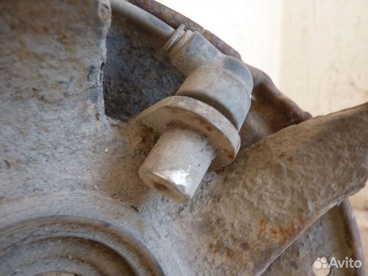 Ступица передняя Прав. Мазда 323 1996г