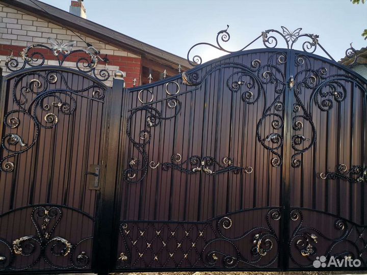 Ворота калитки с элементами художественной ковки