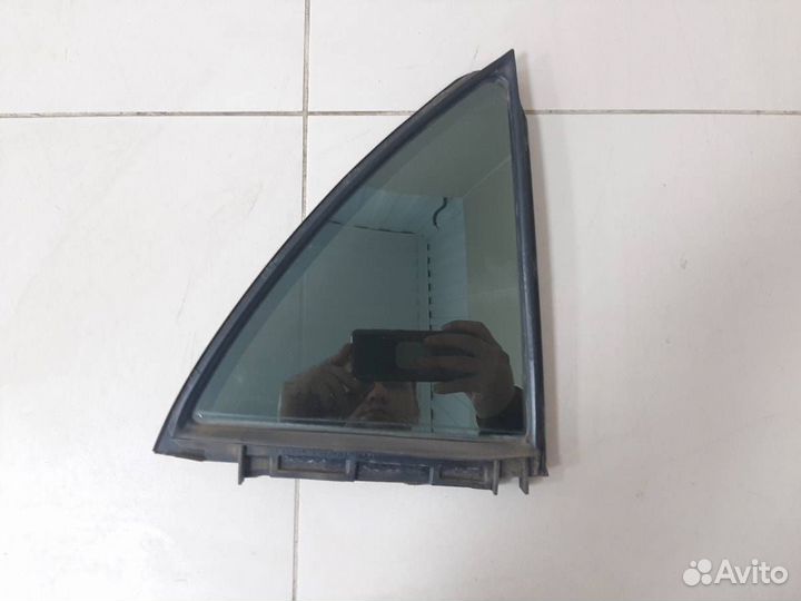 Стекло двери задней правой форточка Toyota Corolla