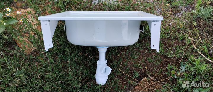 Радиатор отопления и умывальник