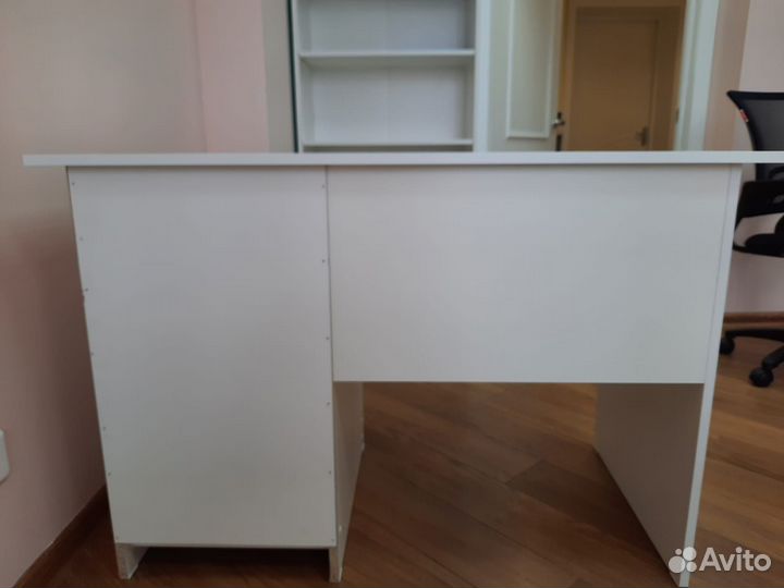 Стол с ящиками