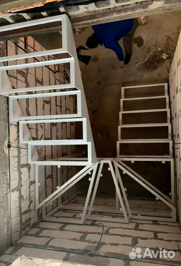 Каркас лестницы из металла