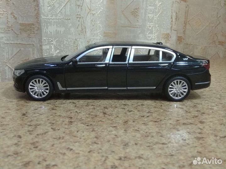 Лимузин BMW в масштабе 1,24 длина 21 см