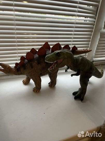 Игрушка динозавр большой