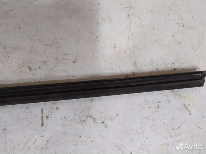 Уплотнитель передний левый Митсубиси Монтеро 3