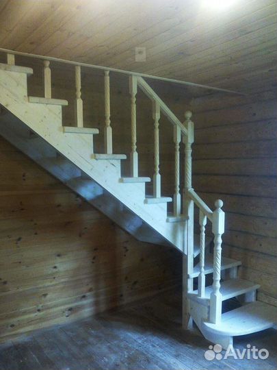 Деревянная лестница в дом