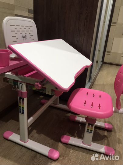 Детский письменный стол и стул