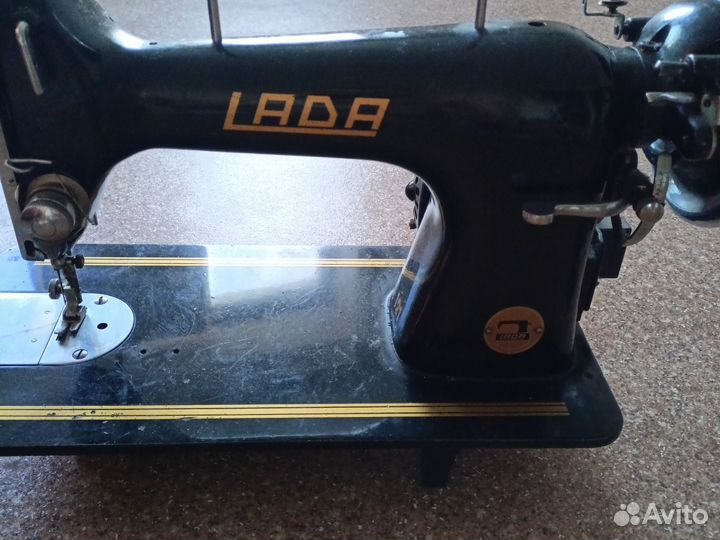 Швейная машина LADA