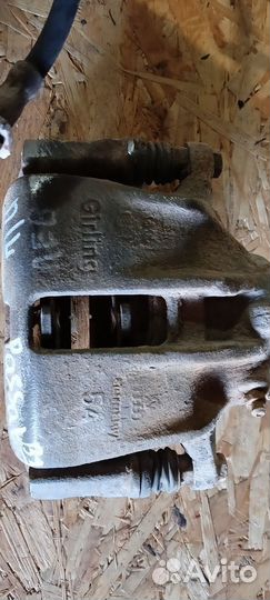 Суппорт передний левый/правый Passat B3