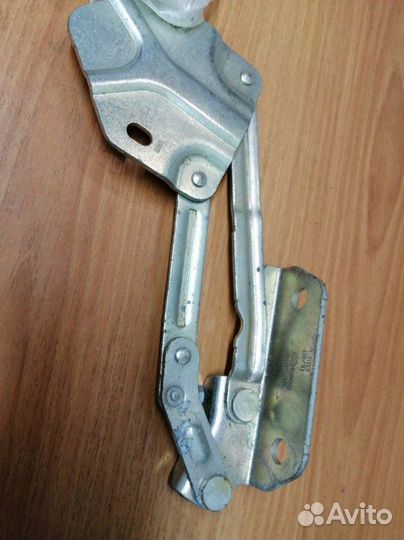 Петля капота правая Volkswagen Caddy 3 2004-2015