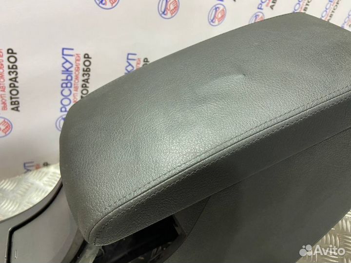 Подлокотник Peugeot 407