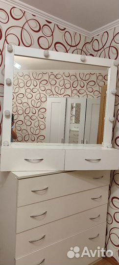 Гримерное зеркало с лампочками и полочками