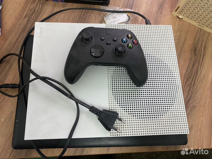 Xbox one s 1tb с двумя геймпадами