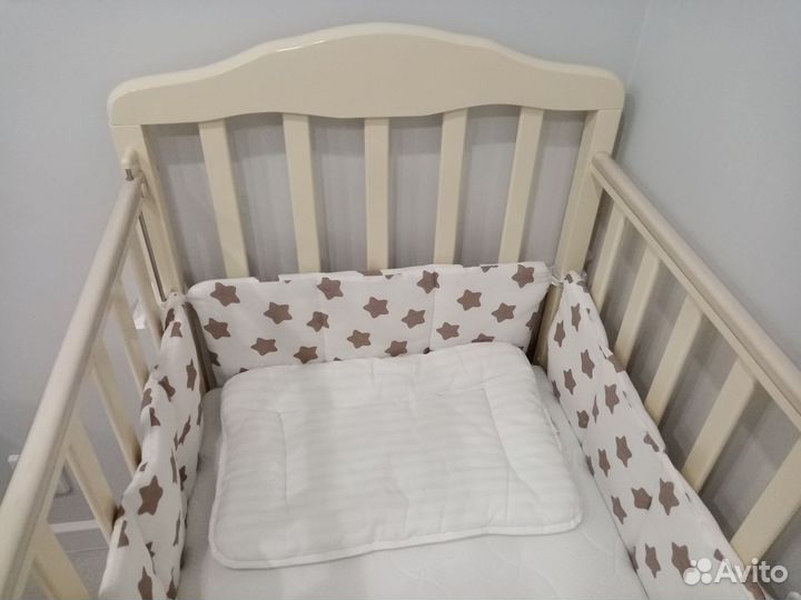 Детская кроватка с маятником