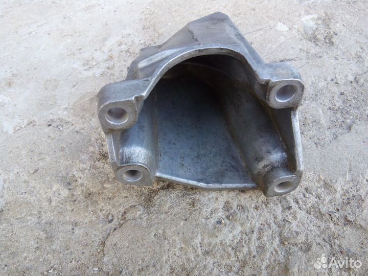 Кронштейн МКПП -левый Ауди 100/A6 C4