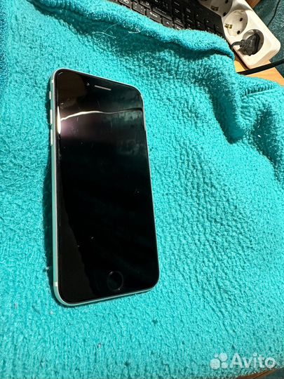 Телефон iPhone se 2020