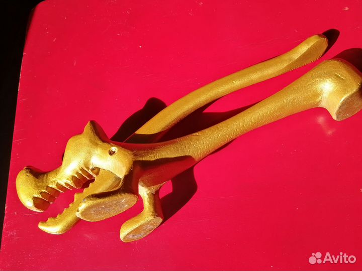 Орехоколка волк