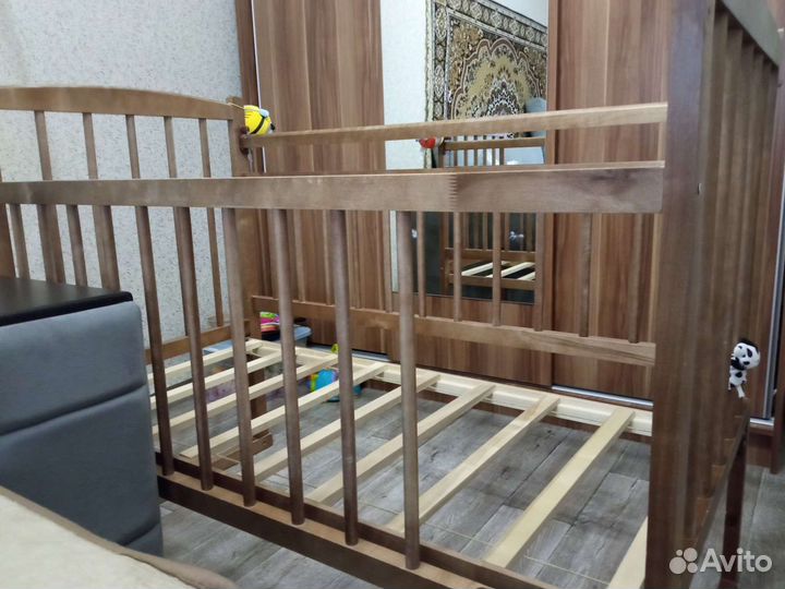 Детская кроватка с маятником