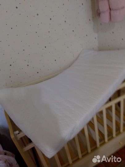 Детская кроватка с маятником