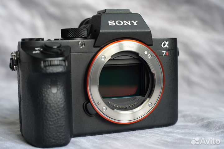 Sony a7RII + батблок и аксессуары