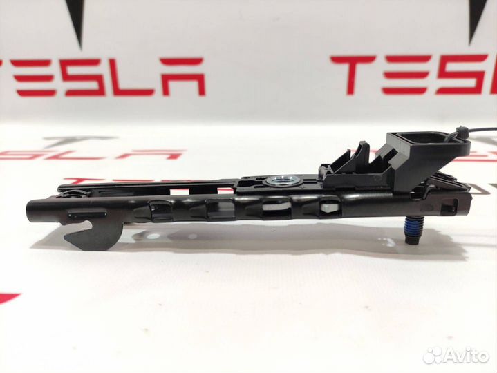 Кронштейн крепления ремня безопасности Tesla