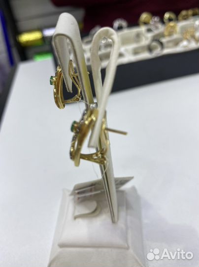 Серьги с бриллиантами и изумрудом