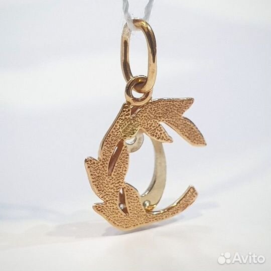 Золотая подвеска с камнем