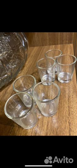 Бочонок с рюмками для вина