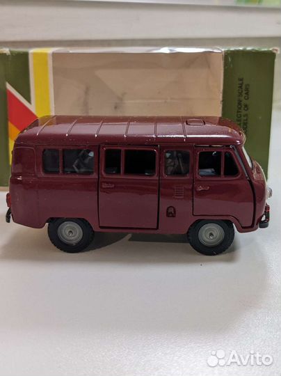 Коллекционная модель УАЗ 452 буханка